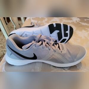 Nike Training sneaker, grey and black